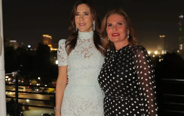 الملكة ماري مع يسرا- الصورة من حساب السفارة الدنماركية بالقاهرة