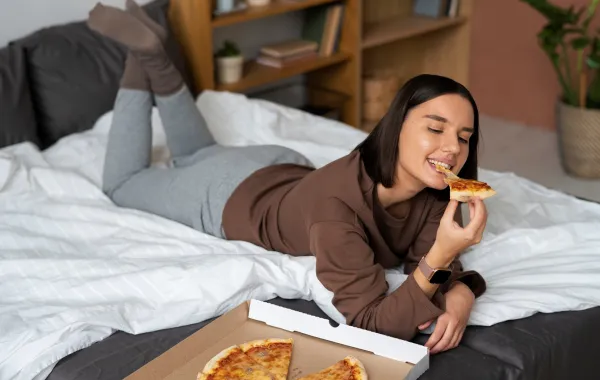 هل النوم بعد الأكل يسبّب السِمنة؟ Image By Freepik