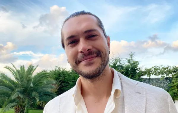 ألبيرين دويماز- الصورة من حسابه الرسمي على إنستغرام