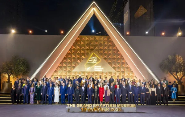 الرئيس المصري عبد الفتاح السيسي والسيدة الأولى انتصار السيسي مع المسؤولين والضيوف خلال حفل افتتاح المتحف المصري الكبير في الجيزة. مصدر الصورة: EGYPTIAN PRESIDENCY / AFP