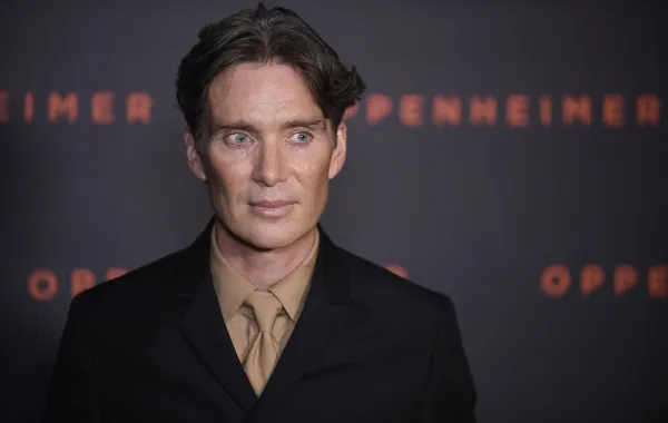 كيليان مورفي في العرض الأول لفيلم أوبنهايمر في باريس (Cillian Murphy at the Paris premiere of Oppenheimer ). مصدر الصورة: JULIEN DE ROSA / AFP