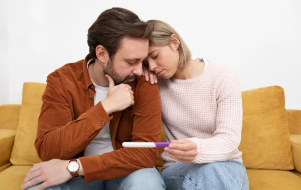 امرأة وزوجها يشعران بالإحباط لعدم إيجابية اختبار الحمل- المصدر freepik