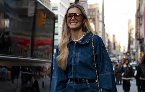 القميص الدنيم مع تنورة من الخامة نفسها - الصورة من Launchmetrics/Spotlight ©