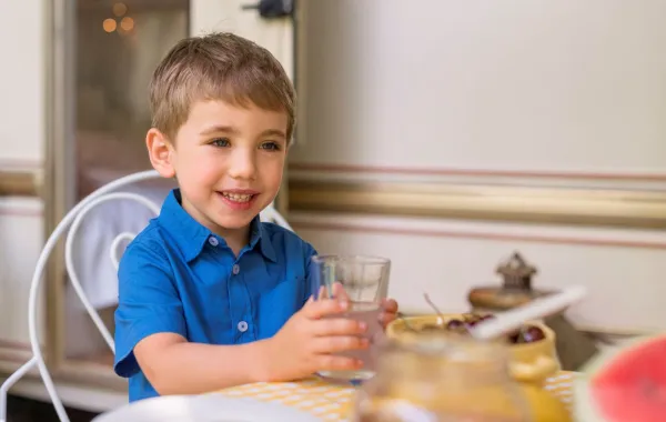 صورة لطفل يتناول وجبة الافطار