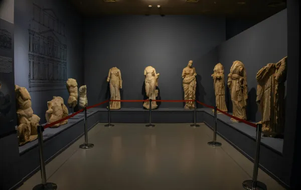 قاعة عرض بأحد المتاحف الأثرية