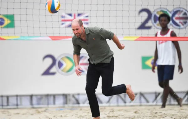 الأمير ويليام على شاطئ كوباكابانا في ريو دي جانيرو بالبرازيل (Prince William at Copacabana Beach in Rio de Janeiro, Brazil). مصدر الصورة: DANIEL RAMALHO / AFP