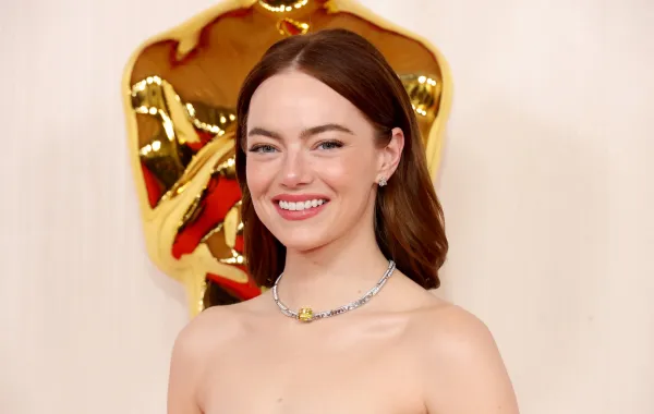 إيما ستون ترتدي عقداً مرصعاً بالألماس 