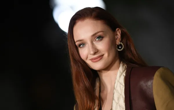 صوفي تيرنر تصل إلى متحف أكاديمية الصور المتحركة في لوس أنجلوس- Sophie Turner arrives at the Academy Museum of Motion Pictures in Los Angeles- مصدر الصورة: VALERIE MACON / AFP