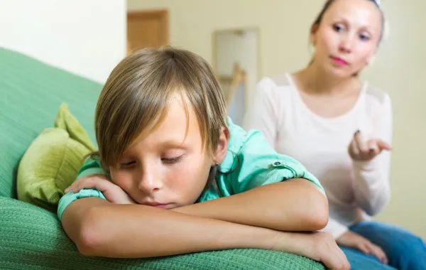 صورة لأم حائرة مع طفلها الأكبر