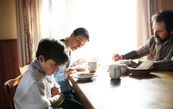 صورة لطفل مع عائلته