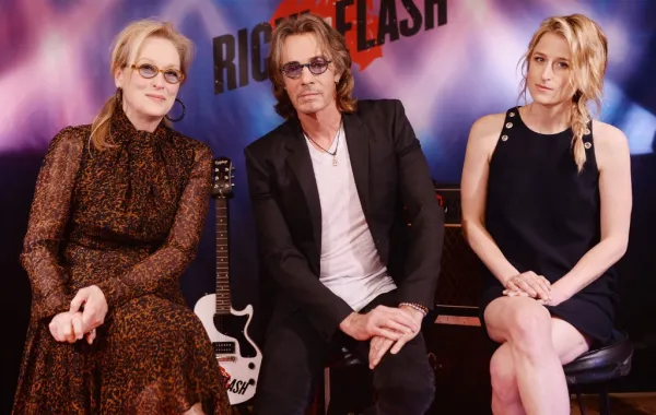 ميريل ستريب وابنتها في نيويورك - Meryl Streep, Rick Springfield, and Mamie Gummer in New York City- مصدر الصورة Photo by Stephen Lovekin / GETTY IMAGES NORTH AMERICA / Getty Images via AFP