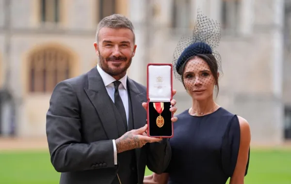 ديفيد بيكهام بجانب زوجته فيكتوريا بيكهام في قلعة وندسور (David Beckham next to his wife Victoria Beckham at Windsor Castle). مصدر الصورة: Andrew Matthews / POOL / AFP