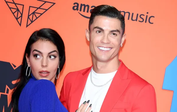 جورجينا رودريغيز وكريستيانو رونالدو في إشبيلية، إسبانيا (Georgina Rodriguez and Cristiano Ronaldo in Seville, Spain). مصدر الصورة: Daniele Venturelli/Daniele Venturelli/WireImage
