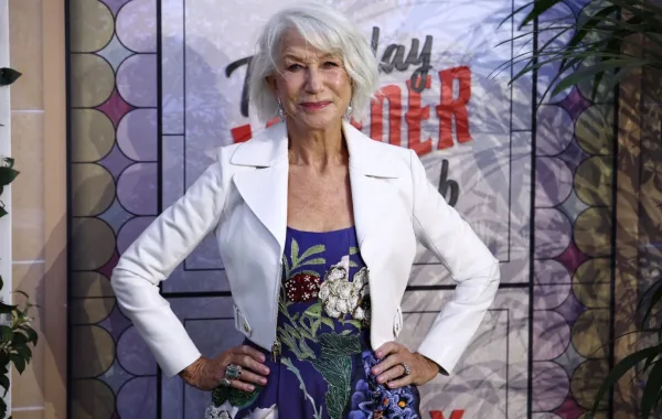 هيلين ميرين في حدائق ليستر سكوير، وسط لندن (Helen Mirren in Leicester Square Gardens, central London). مصدر الصورة: HENRY NICHOLLS / AFP