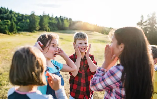 صورة أطفال مع الألغاز