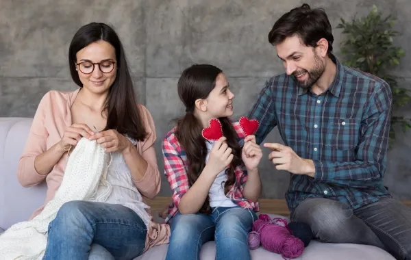 صورة لأسرة تتمتع بالحب والتواصل