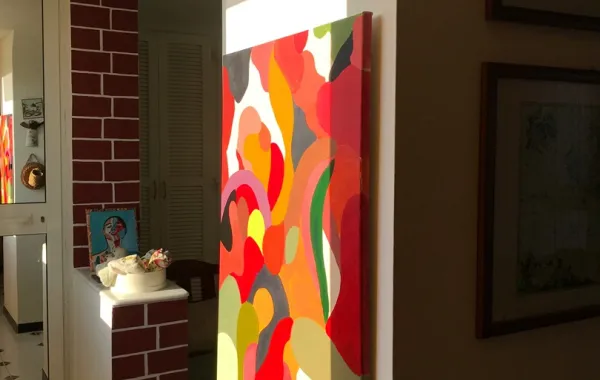 عمل فني تجريدي على الحائط 