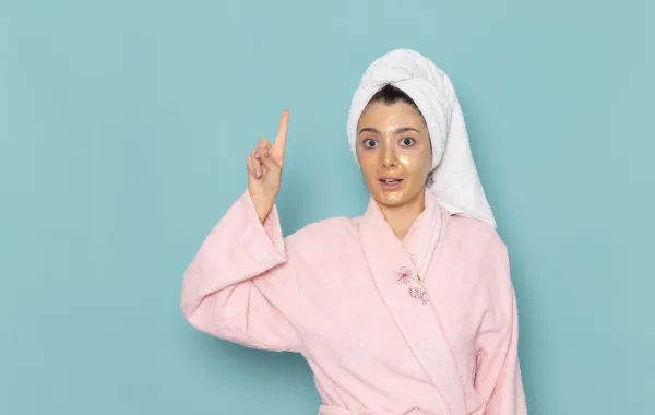 صورة توضح امرأة تهتم ببشرتها