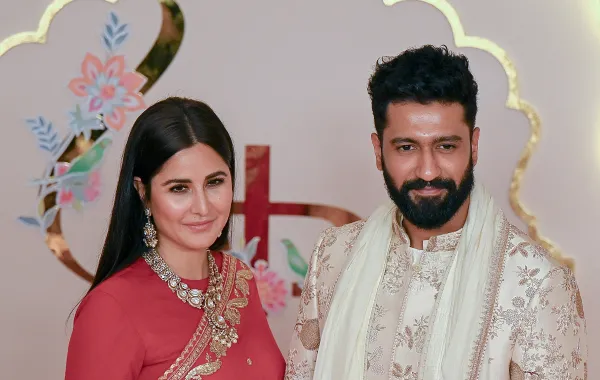 النجم فيكي كوشال وزوجته الممثلة كاترينا كيف خلال وصولهما لحفل زفاف أنانت أمباني – مصدر الصورة Punit PARANJPE and Punit PARANJPE / AFP