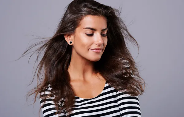 العناية بالشعر من الداخل لتعزيز اللمعان والقوة  Image by gpointstudio on Freepik