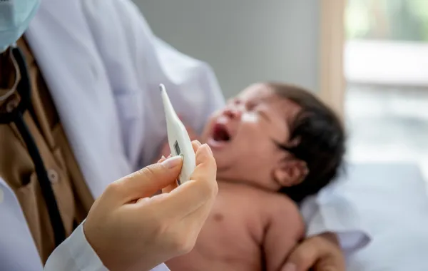 صورة لطفل رضيع يبكي