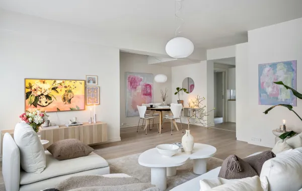 غرفة معيشة مودرن مميزة بألوانها الفاتحة