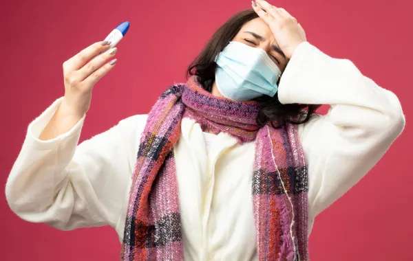 سيدة تعاني من أعراض الإنفلونزا الجديدة 2025 Image By Freepik