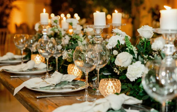 طاولات المدعوين إلى حفل الزفاف مزينة 