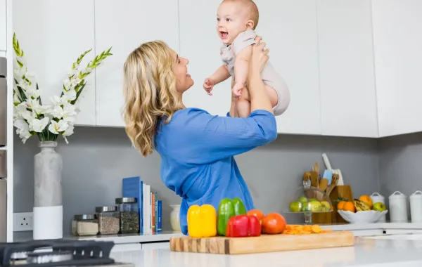 صورة لأم مع رضيعها في مطبخها