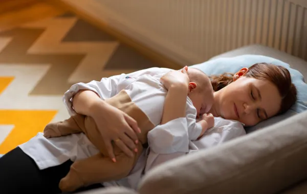 صورة لأم نائمة مع مولودها