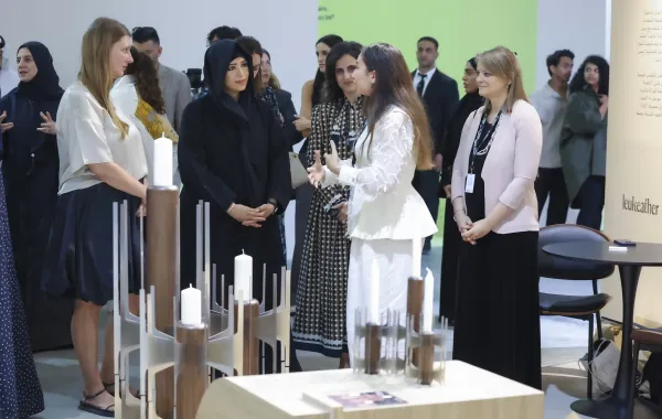 الشيخة لطيفة بنت محمد بن راشد آل مكتوم خلال تجولها في معرض داون تاون ديزاين. الصورة من مكتب دبي الإعلامي