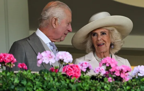 الملك تشارلز والملكة كاميلا في سباق رويال سكوت (مصدر الصورة: JUSTIN TALLIS / AFP)