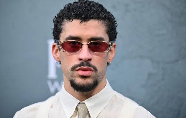 باد باني في سينما ريغال يونيون سكوير في نيويورك ( Bad Bunny at the Regal Union Square in New York). مصدر الصورة: ANGELA WEISS / AFP