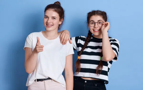 صورة لصديقتين