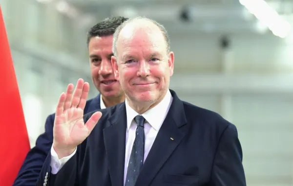 الأمير ألبرت الثاني أمير موناكو في مقر اللجنة الأولمبية الباراغوايانية في لوكي، باراغواي (Prince Albert II of Monaco at the Paraguayan Olympic Committee grounds in Luque, Paraguay). مصدر الصورة: DANIEL DUARTE / AFP