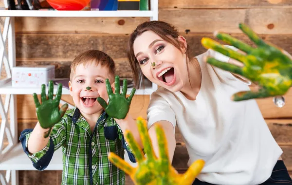 صورة لأم وطفلها يلعبان بالألوان