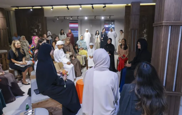 لطيفة بنت محمد خلال لقائها بالحرفيين وأصحاب المشاريع الناشئة. الصورة من الحساب الرسمي للشيخة لطيفة بنت محمد على منصة x 