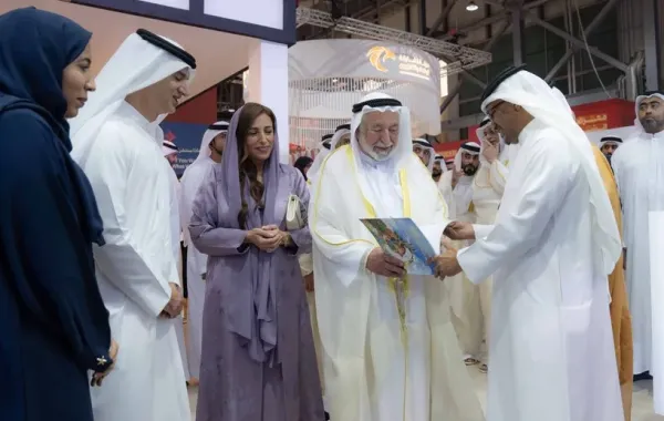 حاكم الشارقة والشيخة بدور القاسمي خلال جولتهما في معرض الشارقة للكتاب. الصورة من مكتب الشارقة الإعلامي