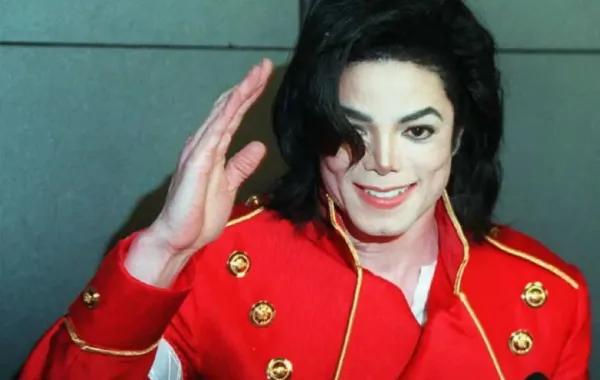 مايكل جاكسون في باريس (Michael Jackson in Paris). مصدر الصورة: VINCENT AMALVY / AFP