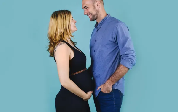 صورة لزوج محب مع زوجته الحامل