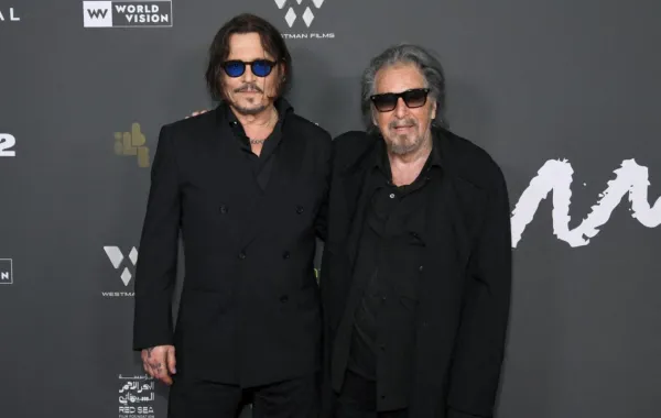 جوني ديب وآل باتشينو في مسرح نقابة الكتاب في بيفرلي هيلز، كاليفورنيا (Johnny Depp and Al Pacino at Writers Guild Theater in Beverly Hills, California). مصدر الصورة: Alberto E. Rodriguez/Getty Images/AFP