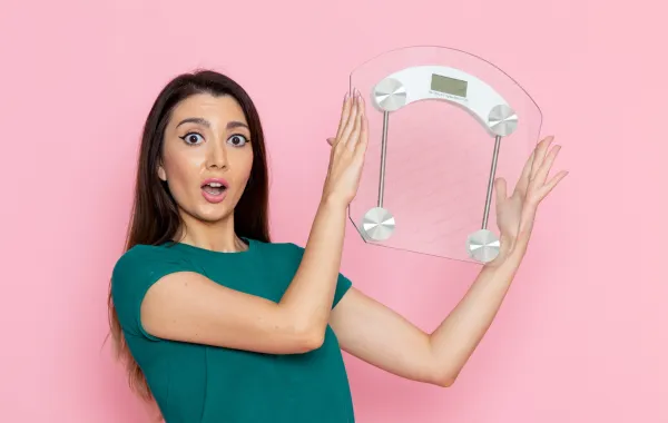 سيدة تعتمد نظام تثبيت الوزن بعد الرجيم -Image By Freepik