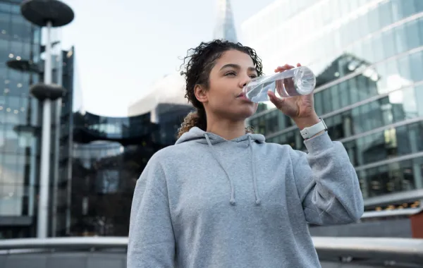 امرأة تشرب الماء - المصدر freepik