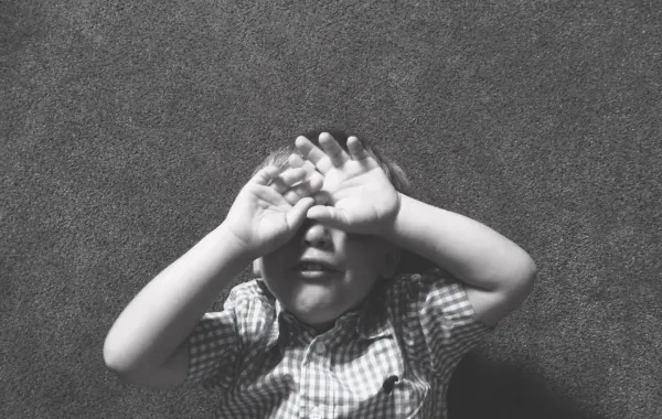 صورة طفل يبكي بعد سقوطه على جبهته