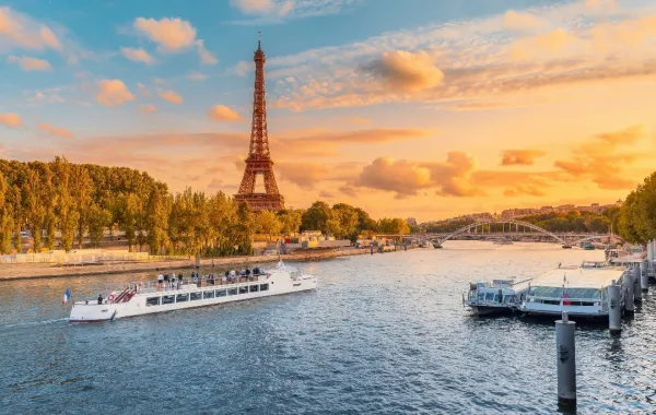 جانب من مدينة باريس وقت المغيب