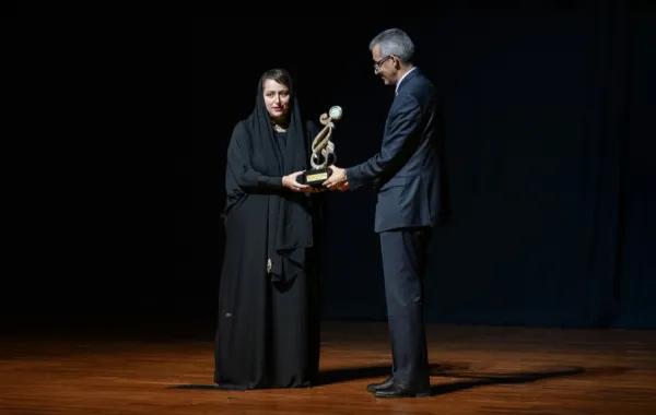 الأستاذ الدكتور محمد ولد أعمر، المدير العام للمنظمة يسلم درع التعيين إلى الشيخة حور القاسمي