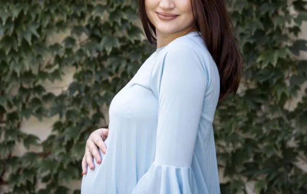 صورة لأم حامل في شهور متقدمة