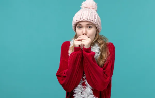 امرأة تشعر بالبرد- المصدر freepik