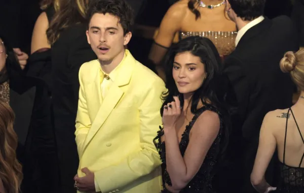 كايلي جينر وتيموثي شالاميه في حفل توزيع جوائز أوسكار 2025 (Timothée Chalamet and Kylie Jenner). مصدر الصورة: Kevin Winter/Getty Images/AFP