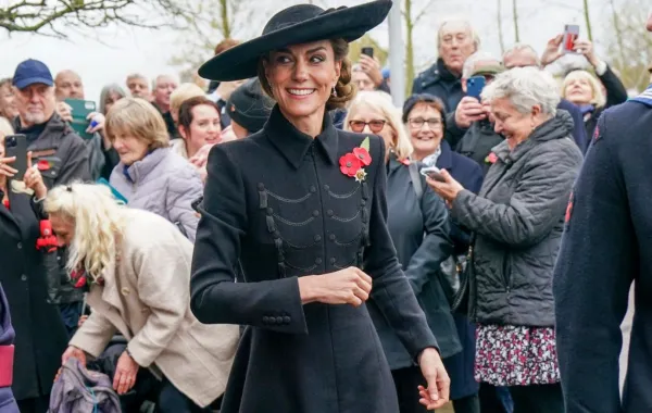 كاثرين في حديقة الأشجار التذكارية الوطنية في ألريواس، وسط إنجلترا (Catherine at The National Memorial Arboretum at Alrewas, central England). مصدر الصورة: ARTHUR EDWARDS / POOL / AFP